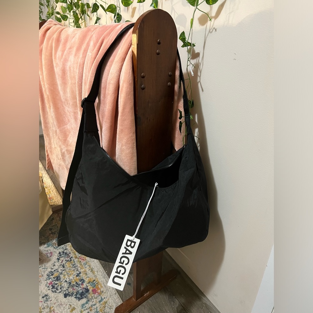 NEW WITH TAGS - BAGGU LARGE NYLON CRESCENT BAG - BLACK